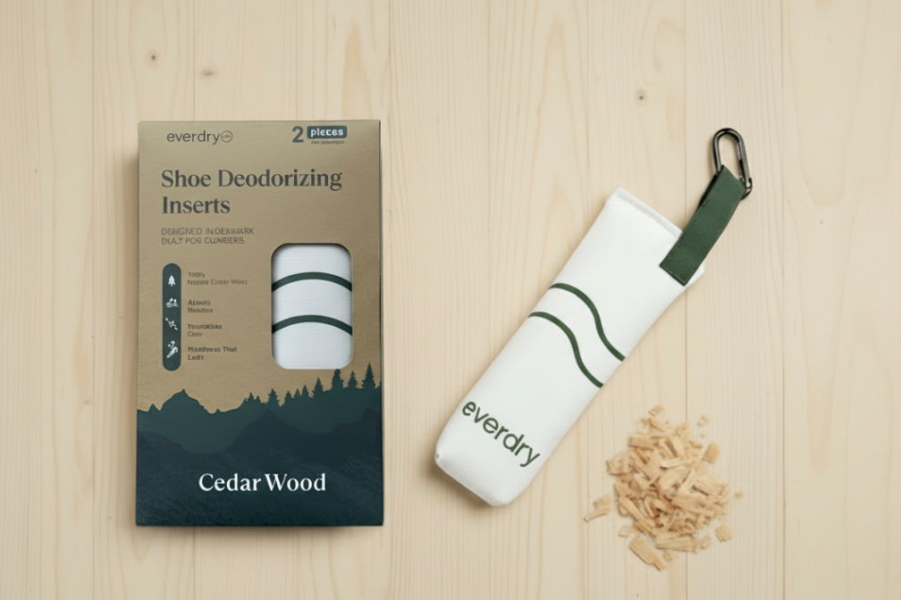 Two beige bags with green straps and 'everdry' branding on a white background